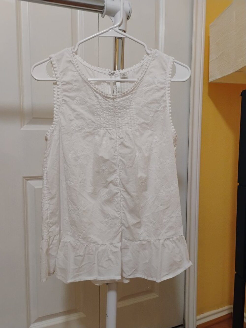 LC White Embroidered Sleeveless Peplum Blouse - Picture 6 of 6